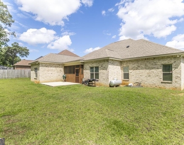 306 Rustic Live Oak Trail - Photo Thumbnail 32