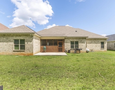 306 Rustic Live Oak Trail - Photo Thumbnail 31