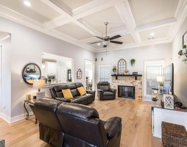 306 Rustic Live Oak Trail - Photo Thumbnail 8