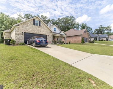 306 Rustic Live Oak Trail - Photo Thumbnail 2