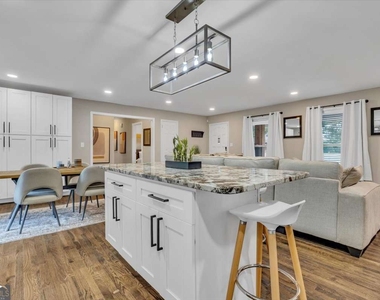 2271 Columbia Drive - Photo Thumbnail 2
