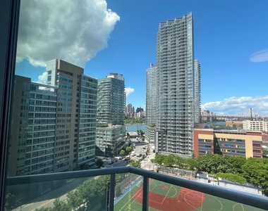 Center Boulevard - Photo Thumbnail 1