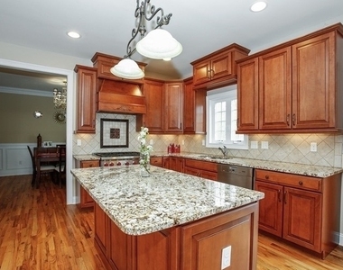 94 Pearl St - Photo Thumbnail 4