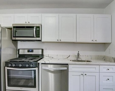 728 Greens Avenue - Photo Thumbnail 2