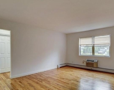 728 Greens Avenue - Photo Thumbnail 7