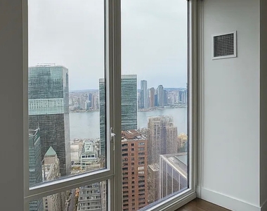 East 44th Street - Photo Thumbnail 2