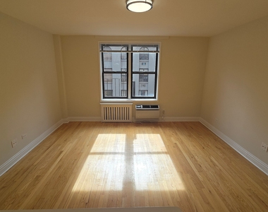 West 16 Street - Photo Thumbnail 3