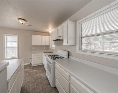 5805 Aton Avenue - Photo Thumbnail 11