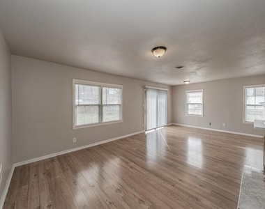 5805 Aton Avenue - Photo Thumbnail 7