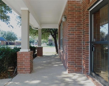 316 Hummingbird Drive - Photo Thumbnail 4