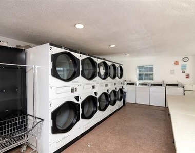 7060 Glenview Drive - Photo Thumbnail 12