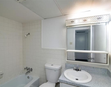 7060 Glenview Drive - Photo Thumbnail 10