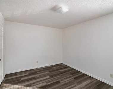 7060 Glenview Drive - Photo Thumbnail 8