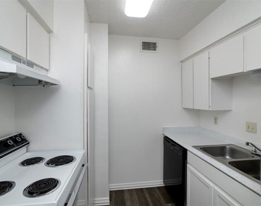 7060 Glenview Drive - Photo Thumbnail 6