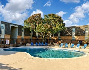 7060 Glenview Drive - Photo Thumbnail 2