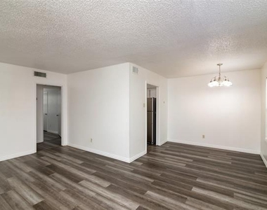 7060 Glenview Drive - Photo Thumbnail 5