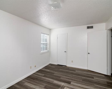7060 Glenview Drive - Photo Thumbnail 7