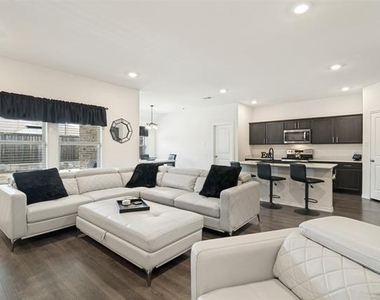 3413 Perman Drive - Photo Thumbnail 4