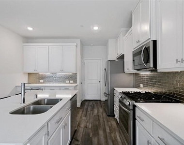 1028 Emil Place - Photo Thumbnail 3