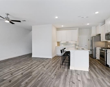 1028 Emil Place - Photo Thumbnail 10