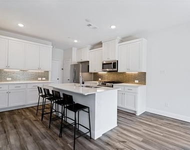1028 Emil Place - Photo Thumbnail 8
