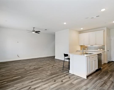 1028 Emil Place - Photo Thumbnail 7