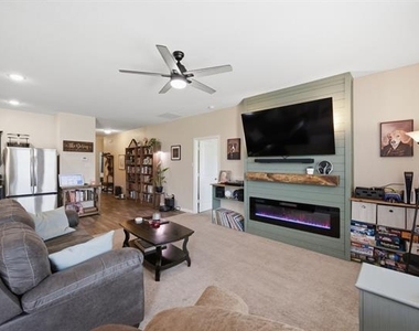 405 Willow Creek Drive - Photo Thumbnail 7