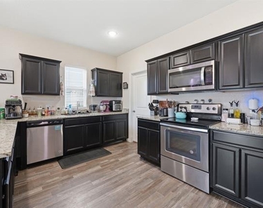 405 Willow Creek Drive - Photo Thumbnail 10