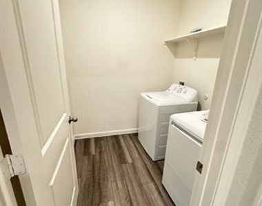 1855 Lockhart Drive - Photo Thumbnail 7