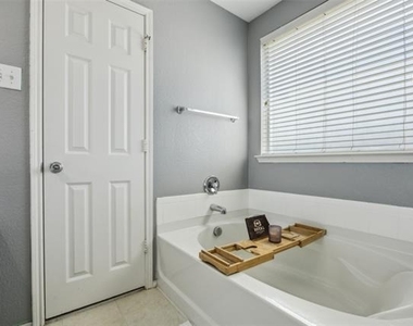 9121 Liberty Crossing Drive - Photo Thumbnail 11