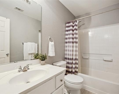 9121 Liberty Crossing Drive - Photo Thumbnail 13