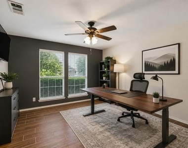 9121 Liberty Crossing Drive - Photo Thumbnail 3