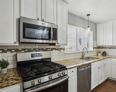 9121 Liberty Crossing Drive - Photo Thumbnail 6
