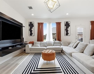 1728 Pegasus Drive - Photo Thumbnail 2