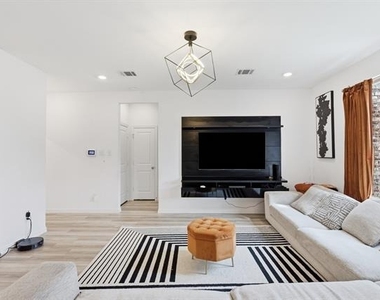 1728 Pegasus Drive - Photo Thumbnail 3