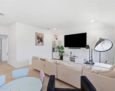 1728 Pegasus Drive - Photo Thumbnail 19