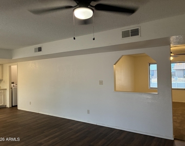 602 W Wickieup Lane - Photo Thumbnail 8