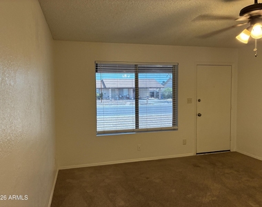 602 W Wickieup Lane - Photo Thumbnail 5
