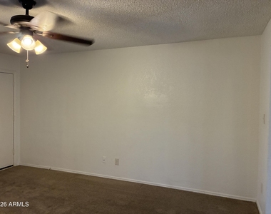602 W Wickieup Lane - Photo Thumbnail 4