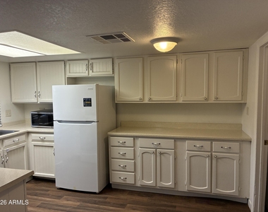 602 W Wickieup Lane - Photo Thumbnail 10