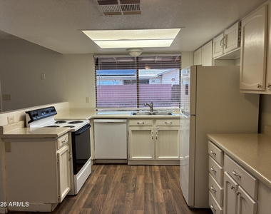 602 W Wickieup Lane - Photo Thumbnail 9