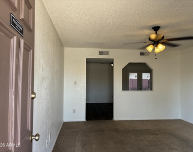 602 W Wickieup Lane - Photo Thumbnail 3