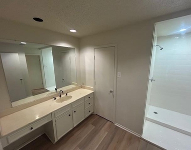 401 Towne House Lane - Photo Thumbnail 8