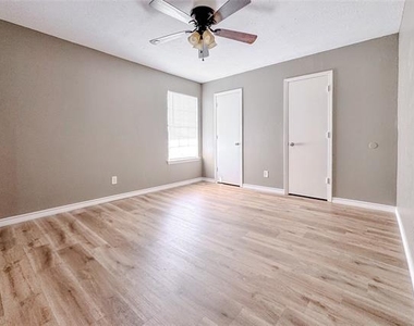 1044 Southmoor Drive - Photo Thumbnail 12