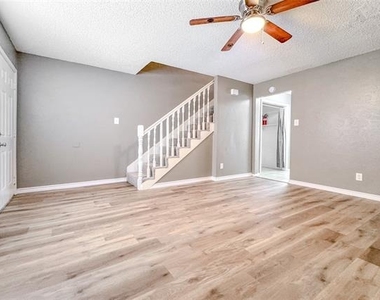 1044 Southmoor Drive - Photo Thumbnail 5
