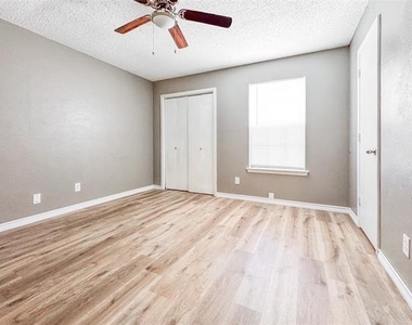 1044 Southmoor Drive - Photo Thumbnail 10