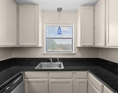 320 E 4th Street - Photo Thumbnail 10