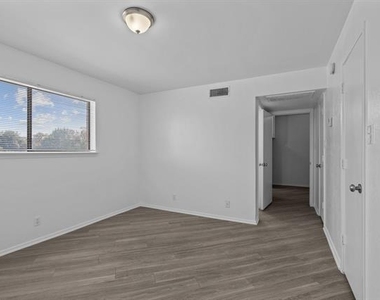 320 E 4th Street - Photo Thumbnail 15