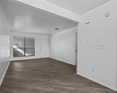 320 E 4th Street - Photo Thumbnail 3