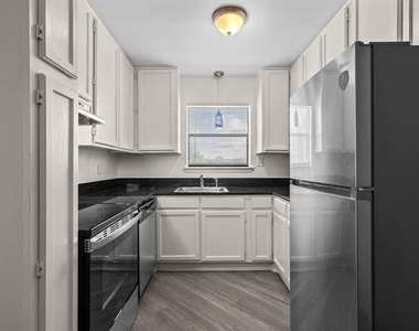 320 E 4th Street - Photo Thumbnail 7